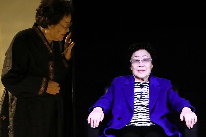 ‘위안부’ 피해자 이용수 할머니가 2019년 10월 26일 서강대에서 대화형 인공지능 홀로그램 ‘영원한 증언’을 시연하고 있다. 경향신문 자료사진