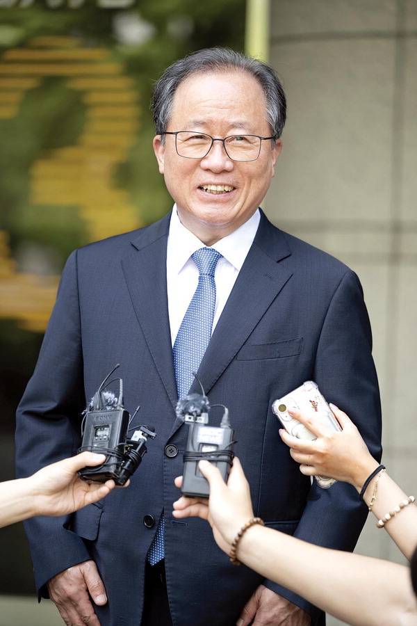 김석준 부산시교육감이 20일 부산지법에서 열린 항소심 선고 공판에서 무죄를 선고받은 뒤 소감을 밝히고 있다. 전민철 기자
