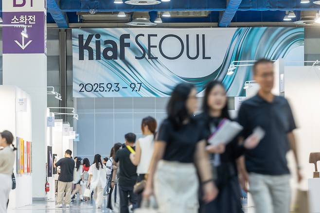 Visitors file into the event space of Kiaf Seoul 2025 at Coex in Gangnam District, southern Seoul, on Sept. 7, 2025. KIAF SEOUL