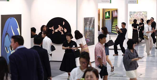 Visitors wander through the event space for Frieze Seoul 2025 at Coex in Gangnam District, southern Seoul, on Sept. 5, 2025. NEWS1