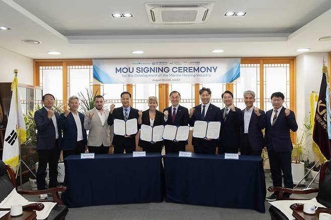 국내외 해양치유 전문가들이 20일 한국해양과학기술원 부산 본원에서 열린 ‘2026 해양치유 국제 심포지엄’에서 기념촬영을 하고 있다. 한국해양과학기술원 제공
