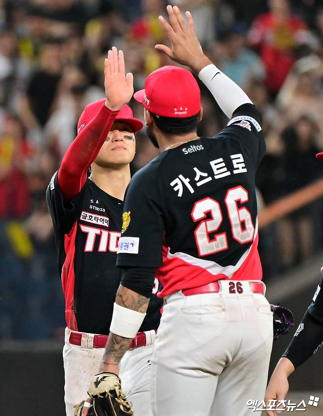 19일 오후 대전 한화생명 볼파크에서 열린 '2026 신한 SOL Bank KBO리그' KIA 타이거즈와 한화 이글스의 경기, KIA가 김도영의 스리런 홈런에 힘입어 한화에 6:2로 승리했다. 이날 경기에서 승리한 KIA 선수들이 기뻐하고 있다. 대전, 김한준 기자