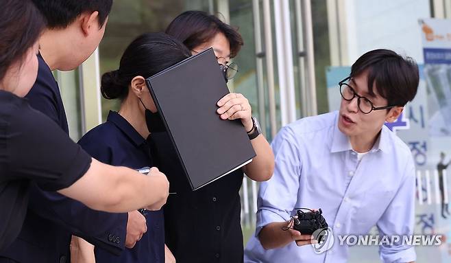 '천안 교회 11세 학대 사망' 외할머니 영장심사 출석 (천안=연합뉴스) 변선진 기자 = 충남 천안의 한 교회에서 생활하던 11세 외손자를 학대해 숨지게 한 혐의(아동학대치사)를 받는 외조모가 11일 오전 구속 전 피의자 심문(영장실질심사)을 받기 위해 대전지법 천안지원으로 들어서고 있다. 2026.8.11 bysj@yna.co.kr