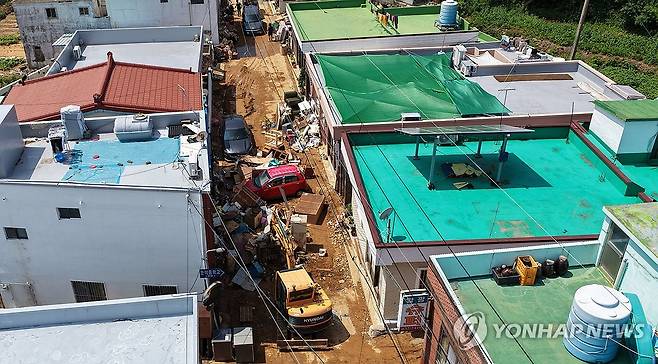 갈 길 먼 수해복구 (거제=연합뉴스) 김동민 기자 = 20일 경남 거제시 둔덕면에서 수해 복구 작업이 진행되고 있다. 2026.8.20 image@yna.co.kr
