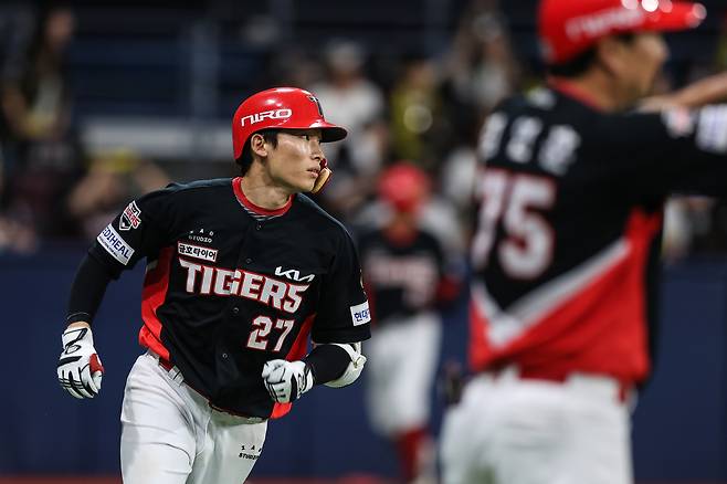 KIA 타이거즈 김호령이 21일 서울 고척 스카이돔에서 열린 2026 신한 SOL KBO리그 키움 히어로즈전에서 7회초 만루홈런을 때린 뒤 타구를 바라보고 있다. (KIA 제공)