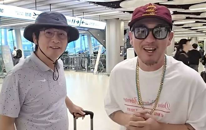 지난 17일 가수 이하늘이 김포공항에서 유시민 작가(왼쪽)와 함께 유튜브 라이브 방송을 하고 있다. / 사진=이하늘 유튜브 캡처