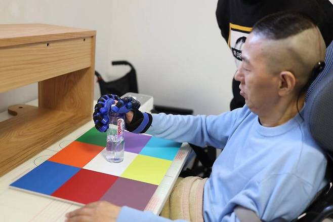 한 사지마비 환자가 중국 뉴라클 테크놀로지의 최소 침습형 뇌-컴퓨터 인터페이스 ‘네오’를 시연하고 있다. 푸단대 제공