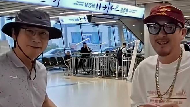 지난 17일 김포공항에서 제주행 비행기에 탑승하기 전 함께 모습을 보인 유시민 작가(왼쪽)와 가수 이하늘. (유튜브 ‘잡기왕 이하늘’ 캡처)