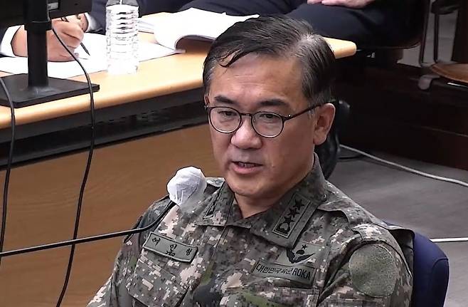 여인형 전 국군방첩사령관이 지난해 11월 24일 서울 서초구 서울중앙지법에서 열린 윤석열 전 대통령의 내란 우두머리 혐의 재판에 증인으로 출석해 발언하고 있다. 뉴스1