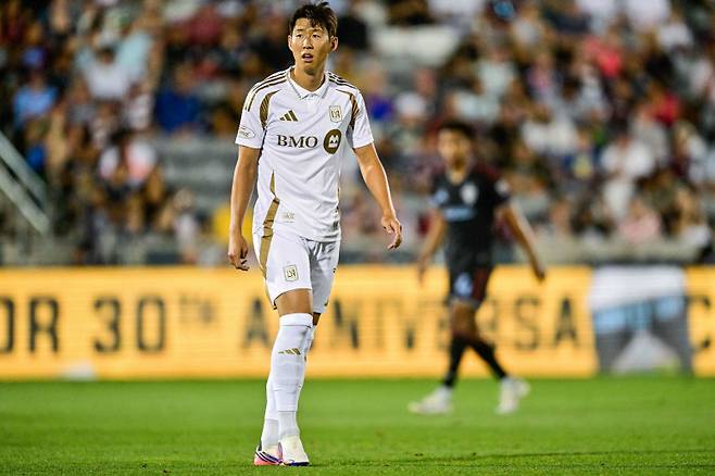 ▲ 로스앤젤레스 FC 손흥민이 20일(한국 시간) 미국 콜로라도 커머스시티 딕스 스포팅 굿즈 파크에서 열린 콜로라도 래피즈와 2026 메이저 리그 사커 21라운드 맞대결에서 흐름이 풀리지 않자 답답한 표정을 짓고 있다. AFP/연합뉴스