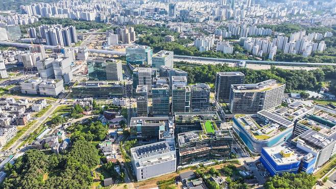 IT와 BT 등 첨단 기업체들이 밀집해 있는 과천지식정보타운 지구 전경. 과천시 제공