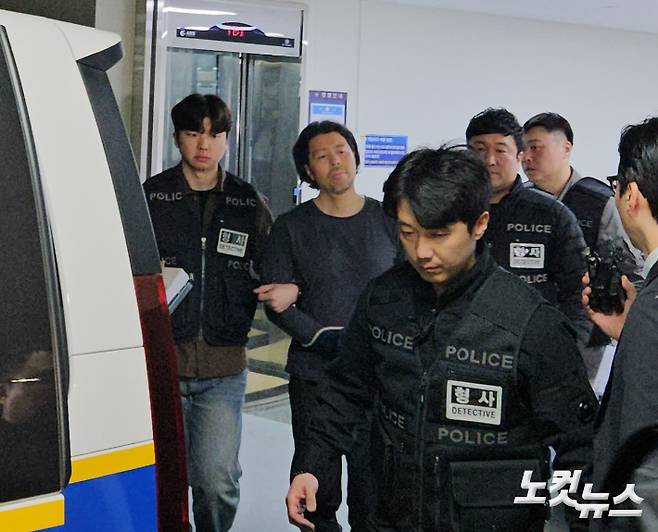 지난 3월 항공사 기장 살인 등 혐의를 받는 전직 부기장 김동환이 부산 부산진경찰서 유치장에서 나와 검찰로 송치되는 모습. 김혜민 기자