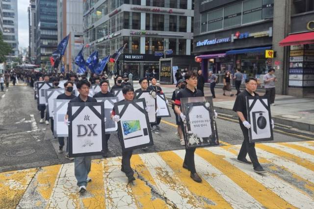 ▲삼성전자 동행노조 조합원들이 21일 1인당 자사주 1000주 지급 등을 요구하며 삼성전자 서초사옥 주변에서 행진하고 있다. ⓒ프레시안(최용락)
