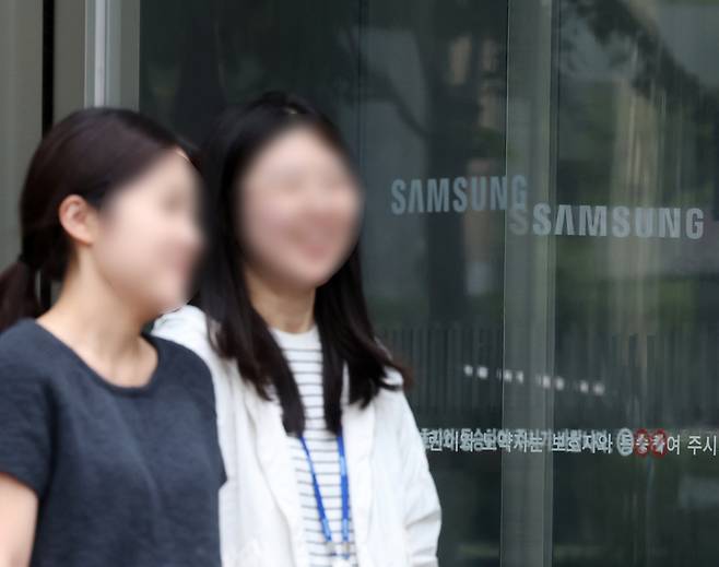 서울 서초구 삼성전자 서초사옥 앞으로 직원들이 오가고 있다. 서울경제DB