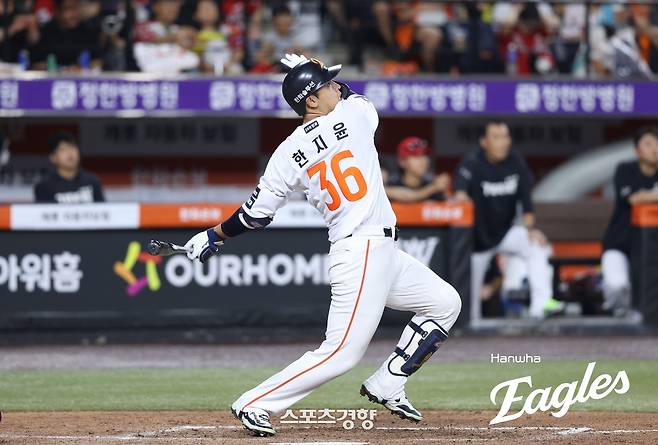 7회 역전 홈런을 날린 한화 한지윤. 한화이글스 제공