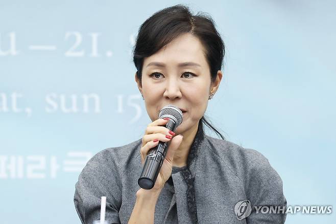 인사말하는 박혜진 국립오페라단장 (서울=연합뉴스) 강민지 기자 = 박혜진 국립오페라단장 겸 예술감독이 28일 서울 서초구 예술의전당 N스튜디오에서 열린 오페라 '피터 그라임스' 기자간담회에서 인사말을 하고 있다. 2026.5.28 mjkang@yna.co.kr