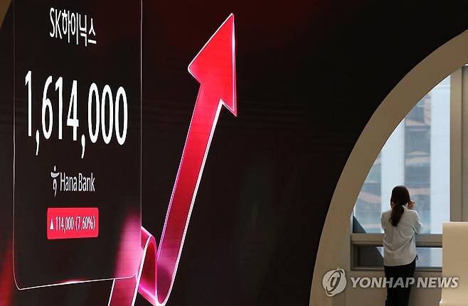 하이닉스 주주환원, 코스피 반등 시도하나 (서울=연합뉴스) 이진욱 기자 = 지난 20일 서울 중구 하나은행 본점 딜링룸 전광판에 SK하이닉스 주가가 표시돼있다. 지난 19일 SK하이닉스는 이사회를 열어 자기주식 취득·소각 안건을 의결하고 주주환원 계획을 공시했다. 2026.8.20 cityboy@yna.co.kr