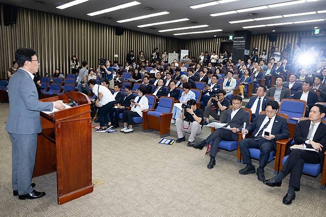 김민석 더불어민주당 대표가 20일 서울 여의도 국회에서 열린 의원총회에서 모두 발언을 하고 있는 모습(출처 : 뉴스1)