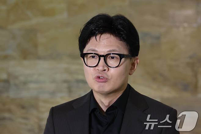 한동훈 무소속 의원이 30일 서울 여의도 국회 본회의장 앞에서 현안 관련 브리핑을 하고 있다. 2026.7.30 ⓒ 뉴스1 신웅수 기자
