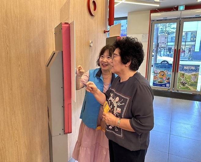 롯데리아가 지난 19일 롯데리아 동대문역사문화공원점에서 ‘디지털 마실’ 실습 교육을 진행했다. 롯데GRS 제공