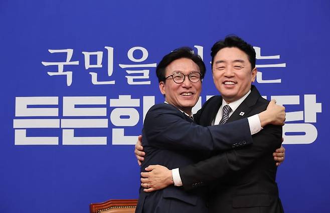 김민석(왼쪽) 더불어민주당 대표와 강훈식 대통령비서실 비서실장이 지난 18일 여의도 국회에서 포옹하고 있다. /사진=뉴시스