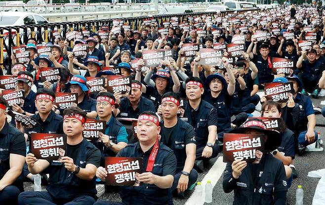 지난 21일 서울 서초구 현대자동차 본사 앞에서 전국금속노동조합 자동차업종 조합원들이 공동파업대회를 열고 있다. 뉴스1 제공