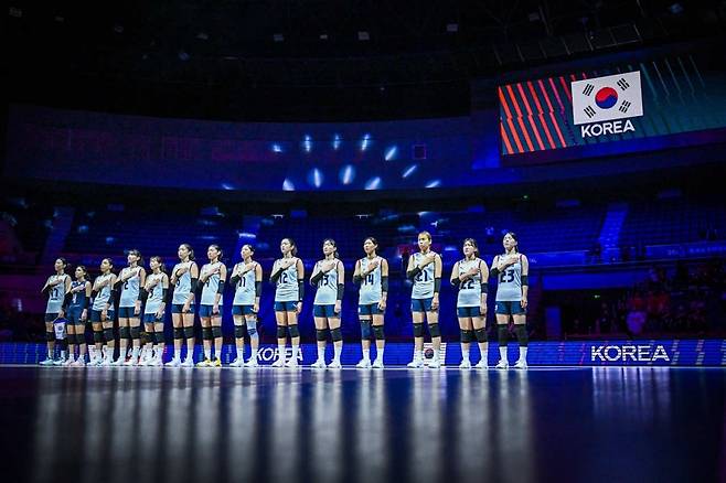 한국 여자 배구 대표팀이 22일 중국 톈진 올림픽 센터 체육관에서 열린 2026 아시아여자배구선수권대회 조별리그 C조 베트남과 첫 경기를 앞두고 애국가를 듣고 있다. 사진=FIVB