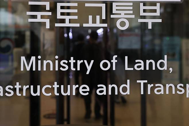 2차 종합특검팀(특별검사 권창영)이 지난 4월 양평고속도로 노선 변경 특혜 의혹으로 국토교통부을 압수수색했다. 사진은 압수수색 당일 국토교통부 입구. 연합뉴스