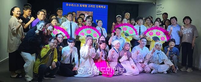 ▲ 평화장정단이 우스리스크의 최재형 고려인 민족학교를 찾아 공연을 관람한 후 기념 촬영을 했다.