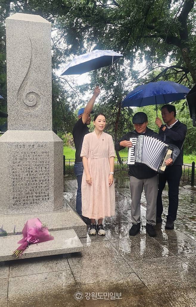 ▲ 평화장정단이 독립운동가 이상설 선생의 유허지가 있는 곳에 다다라 산오락회 주관의 소규모 추념식과 추념공연을 펼쳐 그의 넋을 위로했다. 고종황제의 밀서를 받아 이준 열사 등을 헤이그로 파견한 고 이상설 선생은 죽어서라도 자신의 넋이 연해주 강을 따라 동해로 흘러가기를 바라는 마음에서 이곳에 유해를 뿌린 것으로 추정돼 고려인들이 기념비를 세웠고, 고려인 노인회에서 정기적으로 주변을 청소하고 있다.