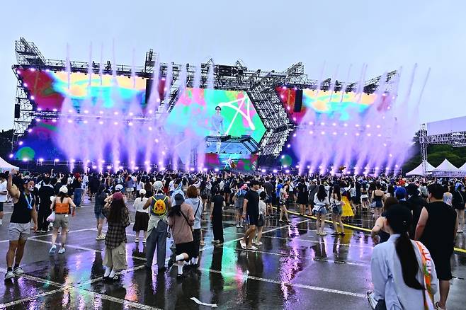 ▲ ‘워터밤 속초 2026’ 행사가 22일 한화리조트 설악 쏘라노 야외부지에서 열렸다. 이날 공연에는 비(RAIN), 타이거 JK·윤미래, 사이먼 도미닉, 전소연, 비비, 이영지, 서인영, 다영, 남유정 등 다양한 아티스트와 DJ들이 출연해 여름 속초의 열기를 더했다. 속초시 제공