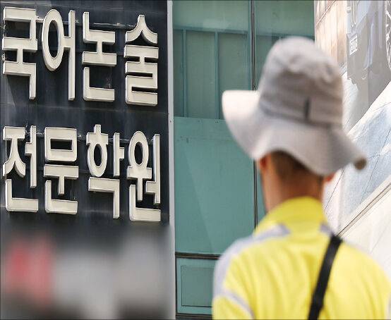국가교육위원회가 대학수학능력시험에 서·논술형 문항을 도입하고 수능·내신을 절대평가로 전환하는 등 대대적인 개편을 예고하면서 교육 현장에서는 ‘시기상조’라는 주장과 ‘시대적 과제’라는 의견이 맞붙고 있다. 사진은 서울 대치동 학원가의 모습. 연합뉴스