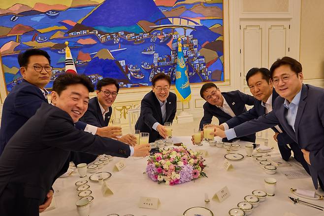 이재명 대통령이 이달 19일 오후 청와대에서 더불어민주당 김민석 신임 대표와 후보에 도전했던 정청래, 송영길 의원 등과 만찬 간담회를 하고 있다. 청와대 제공