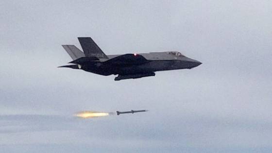 공군 F-35A 전투기가 2024년 8월 서해상에서 순항미사일과 무인공격기 역할을 하는 훈련용 표적을 향해 AIM-120C 공대공 미사일을 발사하고 있다. 공군