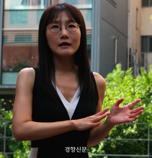 김정희원 미국 애리조나주립대 교수가 지난 7일 논문 ‘죽음자본주의적 법적 폭력: 신자유주의 한국은 노동 운동을 어떻게 처벌하는가’에 관해 이야기하고 있다. 경향신문사 부근 소공원에서 촬영했다. 김종목 기자