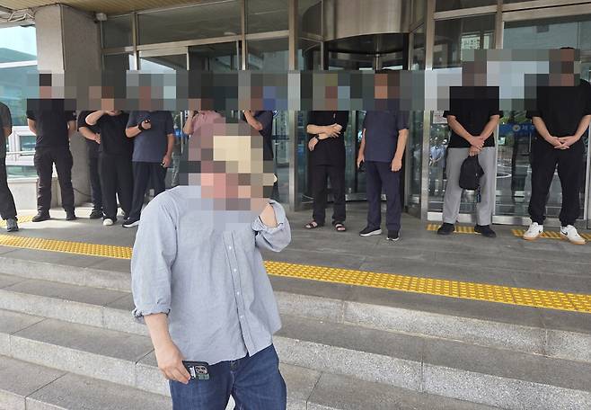 8월23일 제주서부경찰서 앞에서 실종 신고 후 51일 만에 백골 시신으로 발견된 60대 실종자의 유족들이 기자회견을 하며 경찰에 항의하고 있다. ⓒ 연합뉴스