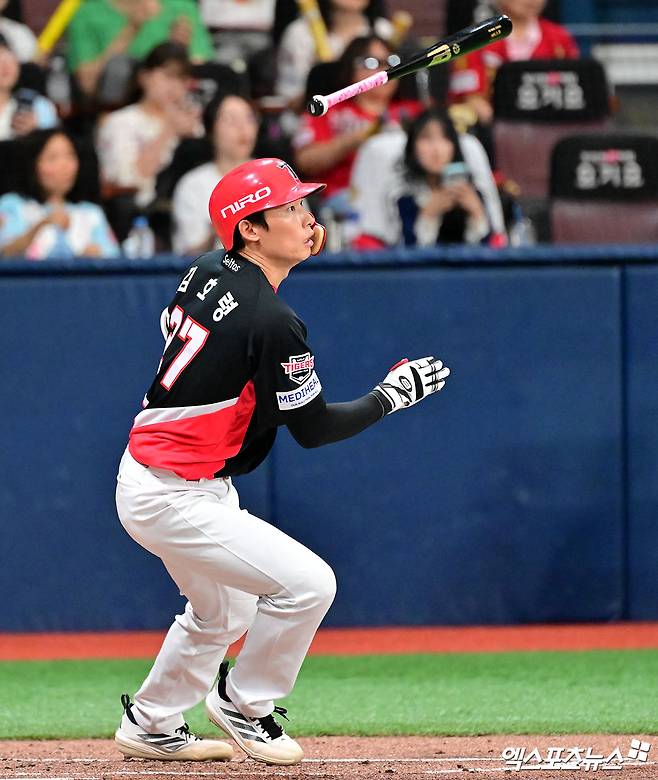 23일 오후 서울 구로구 고척스카이돔에서 열린 '2026 신한 SOL Bank KBO리그' KIA 타이거즈와 키움 히어로즈의 경기, 2회초 1사 만루 KIA 김호령이 1타점 희생타를 날리고 있다. 고척, 김한준 기자