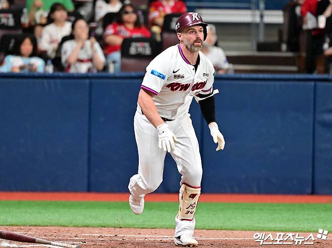 23일 오후 서울 구로구 고척스카이돔에서 열린 '2026 신한 SOL Bank KBO리그' KIA 타이거즈와 키움 히어로즈의 경기, 3회말 1사 2루 키움 데이비슨이 투런 홈런을 날리고 있다. 고척, 김한준 기자