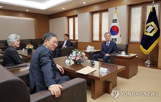 대법관 후보추천위원회 참석한 대법원장-법무 장관 (서울=연합뉴스) 류영석 기자 = 4일 서울 서초구 대법원에서 열린 대법관 후보추천위원회에서 조희대 대법원장, 정성호 법무부 장관이 참석해 대화를 나누고 있다. 2026.8.4 ondol@yna.co.kr