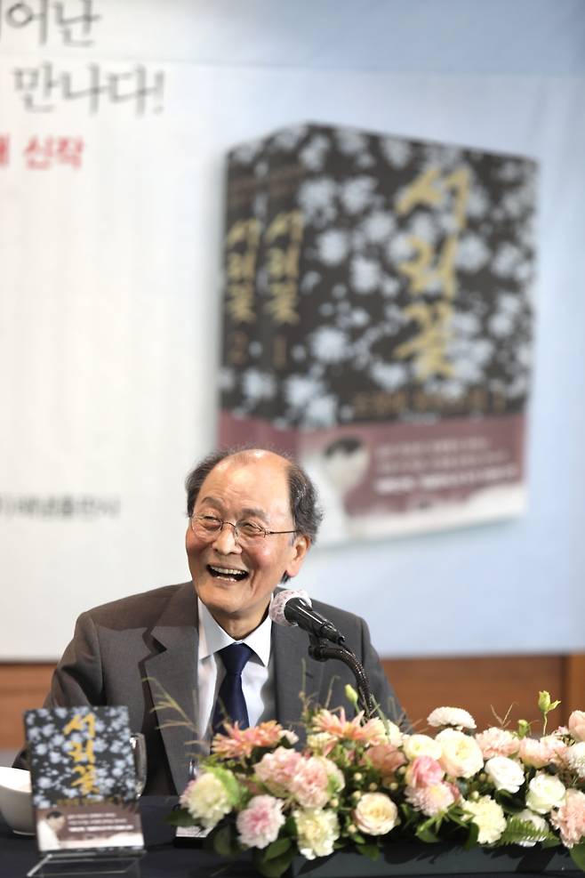 조정래 작가가 24일 서울 중구 프레스센터에서 열린 ‘서리꽃’ 출판 기념 기자간담회에서 기자들의 질문에 대답하고 있다.(사진제공=해냄출판사)