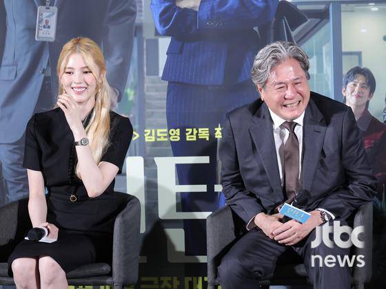 24일 오전 서울 용산 CGV 아이파크몰에서 영화 '인턴' 제작보고회가 열렸다. 김도영 감독, 배우 최민식, 한소희가 참석했다. 박세완 엔터뉴스팀 기자 park.sewan@jtbc.co.kr