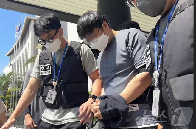 지난 5월 실종된 장미란 씨(37)의 사건을 허위 종결한 혐의로 긴급체포된 A 경장이 24일 제주지방법원에서 체포적부심 심사를 받고 나오고 있다.2026.8.24 ⓒ 뉴스1 홍수영 기자