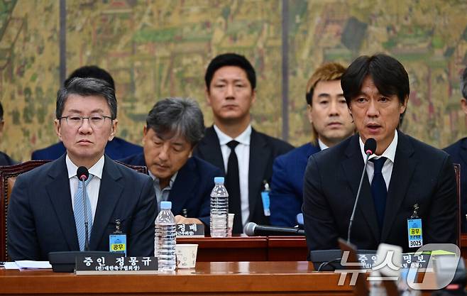 청문회에 참석한 정몽규 회장(왼쪽). 2026.7.30 ⓒ 뉴스1 국회사진기자단