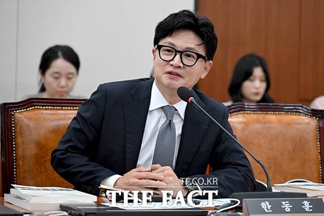 노 전 의원은 한 의원을 향해 "조작기소, 조작수사로 억울하게 한순간에 인생을 망치고 제명에 못살고 황천길로 간 수많은 피해자들에게 사과하라"고 촉구했다. 사진은 8월 11일 외교통일위원회 전체회의에 참석한 한 의원. /국회=박상민 기자