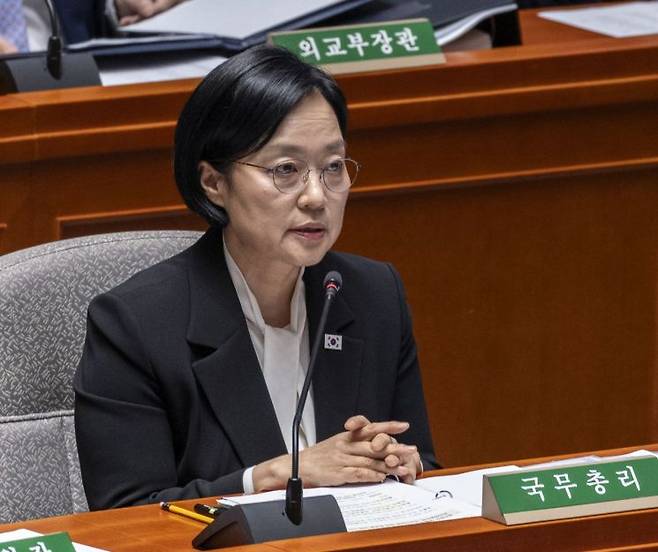 한성숙 국무총리가 24일 국회에서 열린 예산결산특별위원회 전체회의에서 의원 질의에 답하고 있다. 연합뉴스