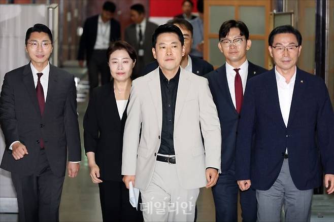 장동혁 국민의힘 대표가 4일 오전 서울 여의도 국회에서 열린 국민의힘 '검찰 보완수사권 폐지·공소기각 조항의 위헌성과 대통령 재의요구권 행사 촉구 긴급 토론회'에 참석하기 위해 이동하고 있다. ⓒ데일리안 홍금표 기자