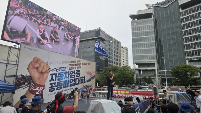 박상만 금속노조 위원장이 지난 21일 현대자동차그룹 양재사옥 앞에서 가진‘ 자동차 업종 공동 파업대회’에서 발언을 하고 있다. 장우진 기자
