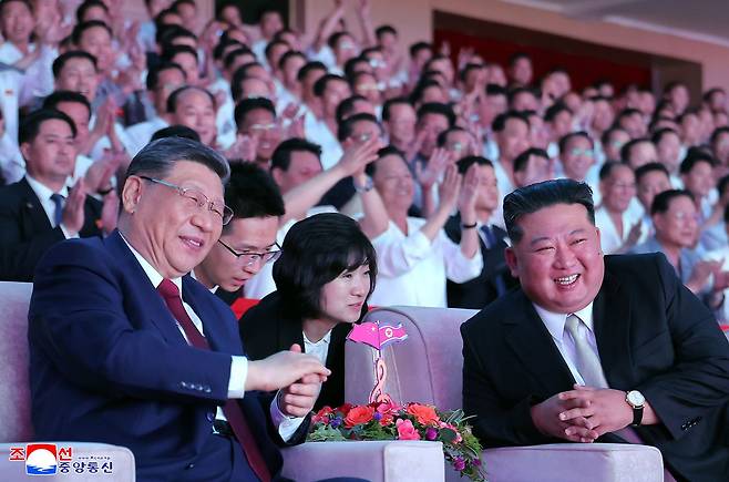 시진핑 중국 국가주석과 김정은 북한 국무위원장이 지난 6월 8일 평양체육관에서 열린 시 주석의 북한 국빈 방문 환영공연을 관람하고 있다. 연합뉴스