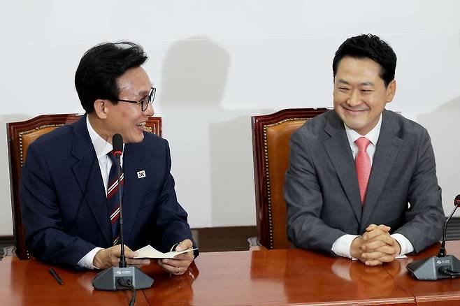 김민석 더불어민주당 대표가 24일 국회에서 취임 이후 처음으로 장동혁 국민의힘 대표와 만남을 가졌다. 장진영 기자