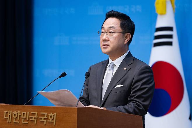 박성준 더불어민주당 수석대변인이 23일 서울 여의도 국회 소통관에서 제10차 고위당정협의회 결과 브리핑을 하고 있다. 뉴스1